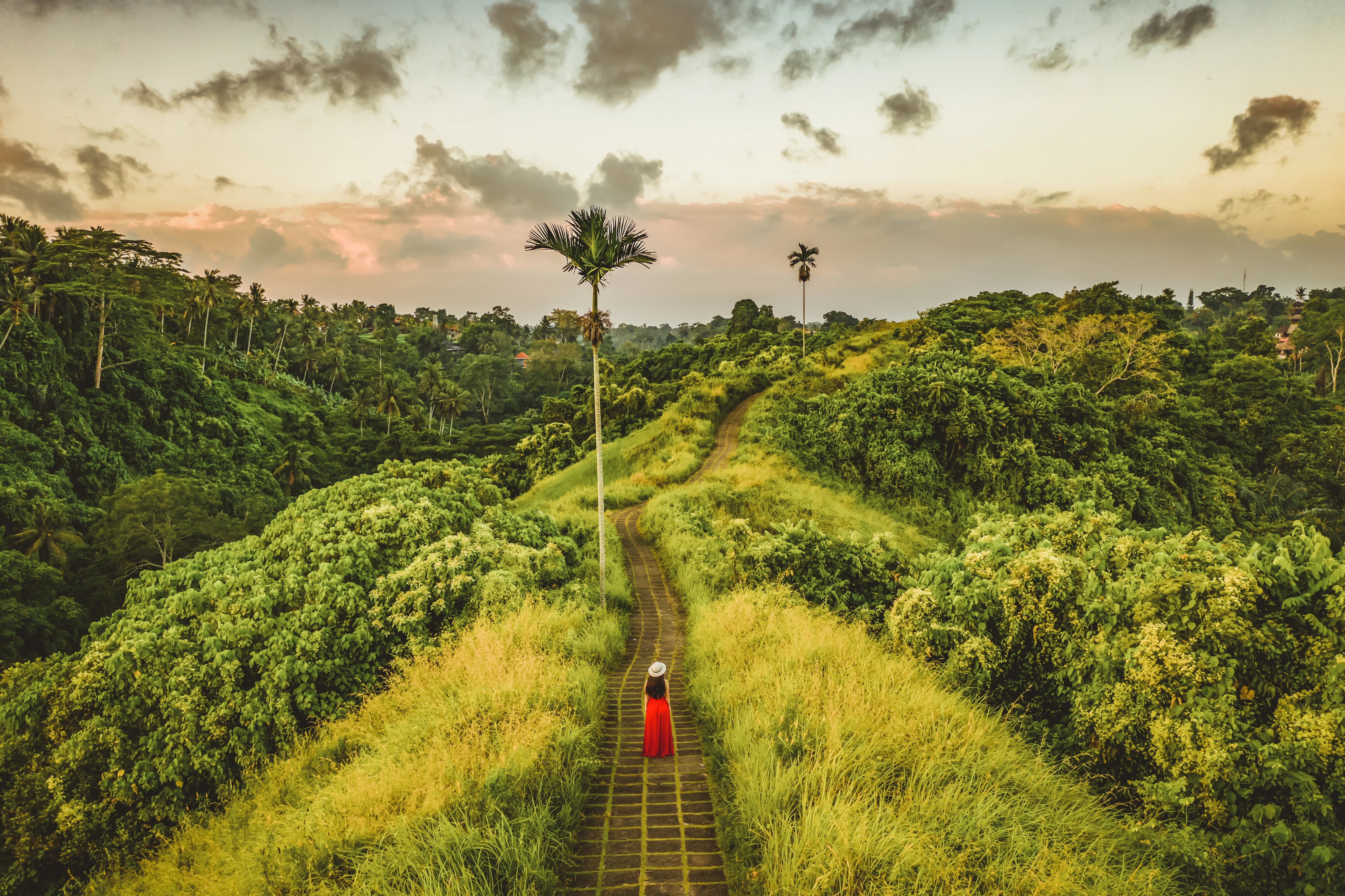 Femme en robe rouge sur le chemin de crête de Campuhan à Ubud, Bali