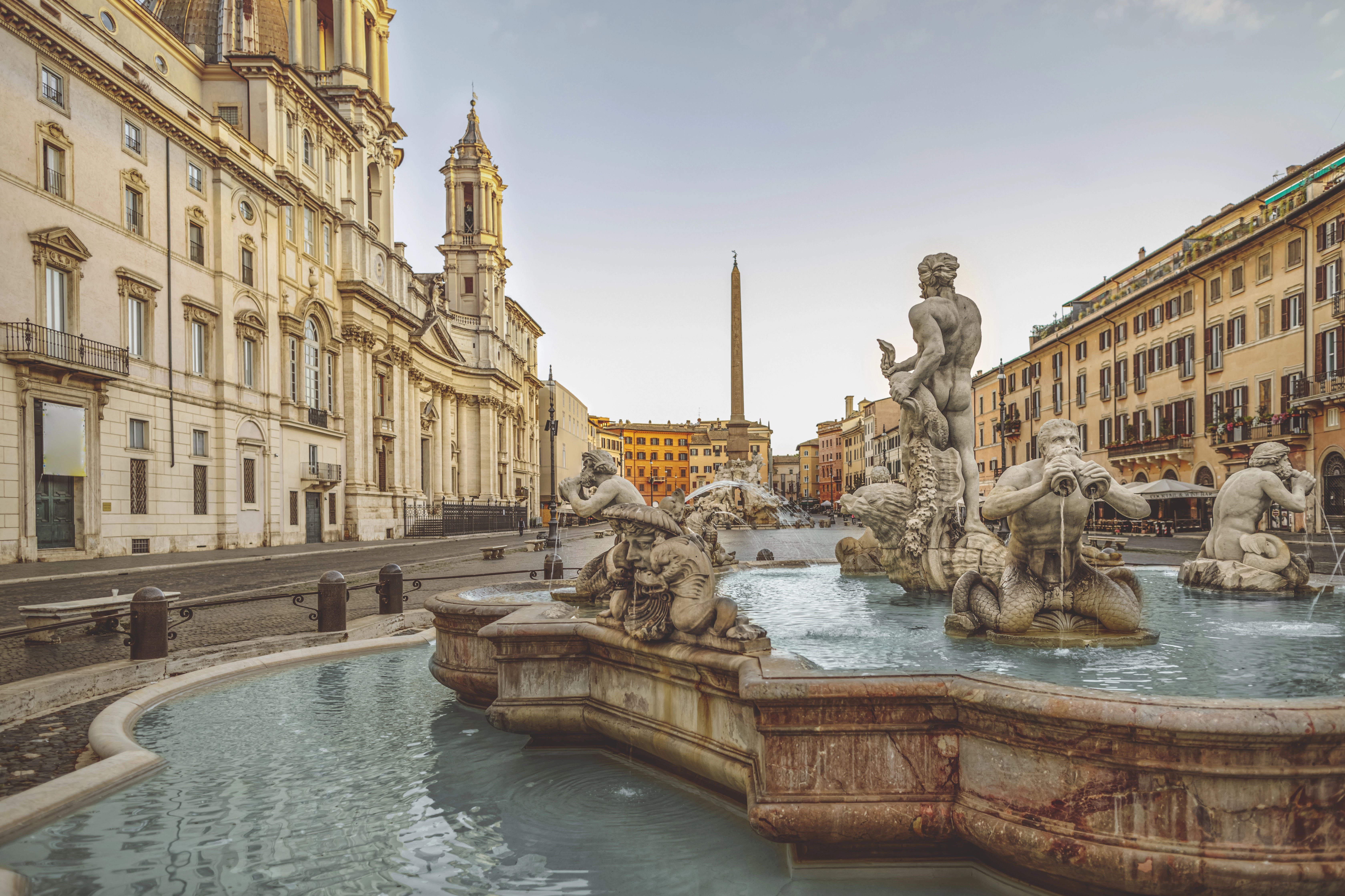 Fontaine baroque de la Piazza Navona à Rome au lever du jour