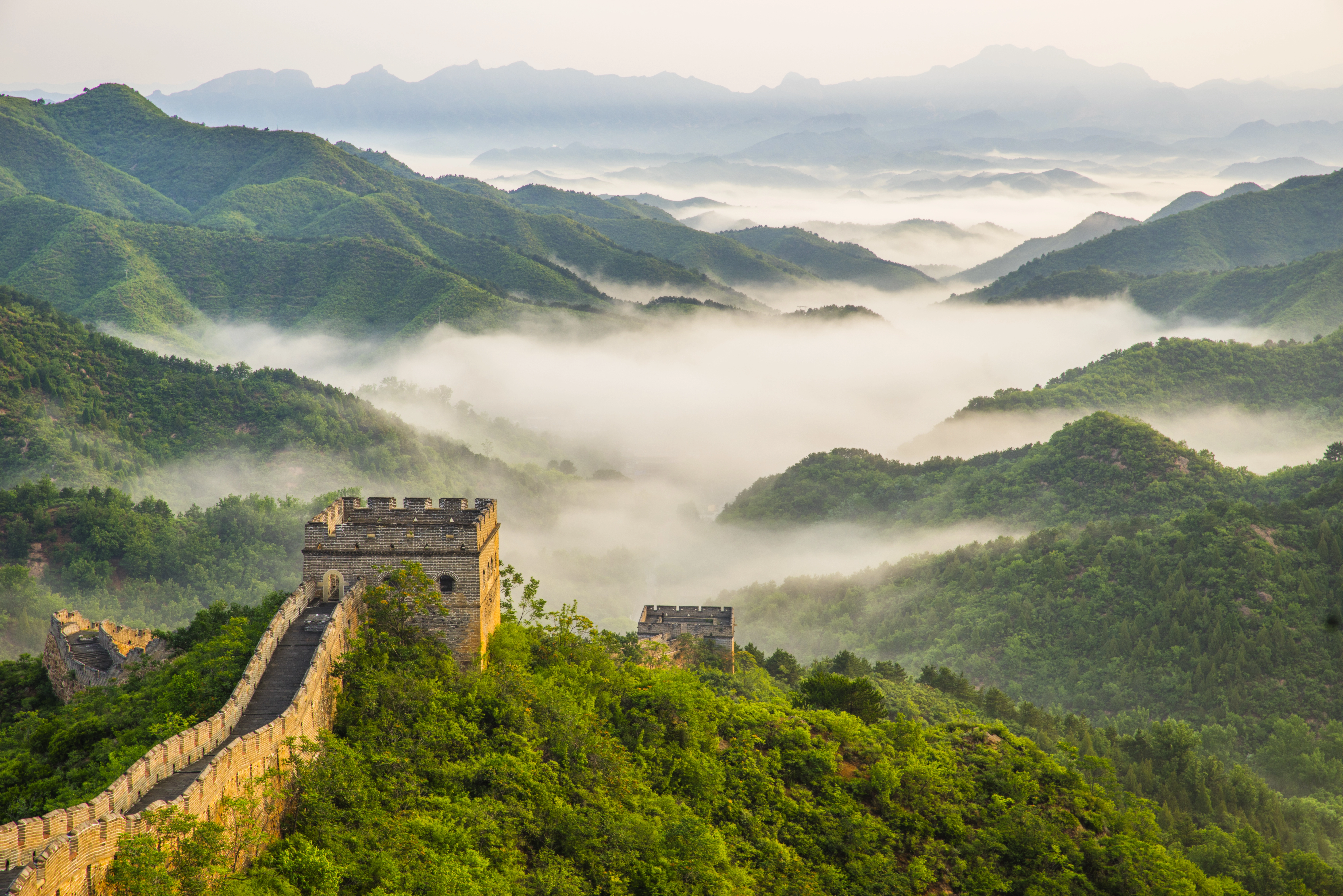 Grande Muraille de Chine serpentant dans les montagnes brumeuses