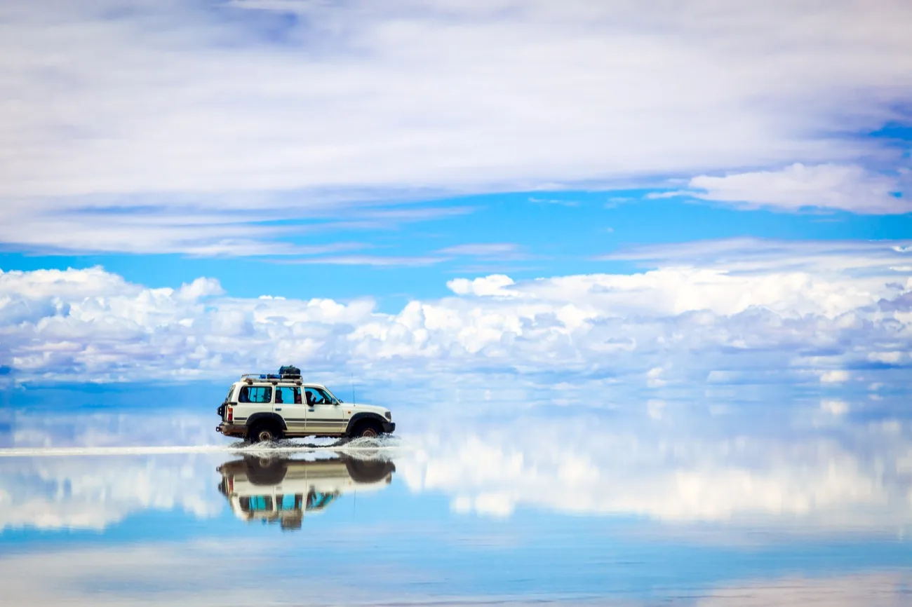Salar de Uyuni en Bolivie, reflet du ciel au coucher du soleil