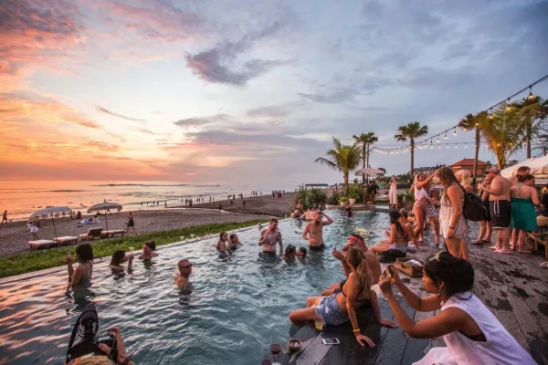 5 Cities Where It's Easy to Meet People When Traveling Solo